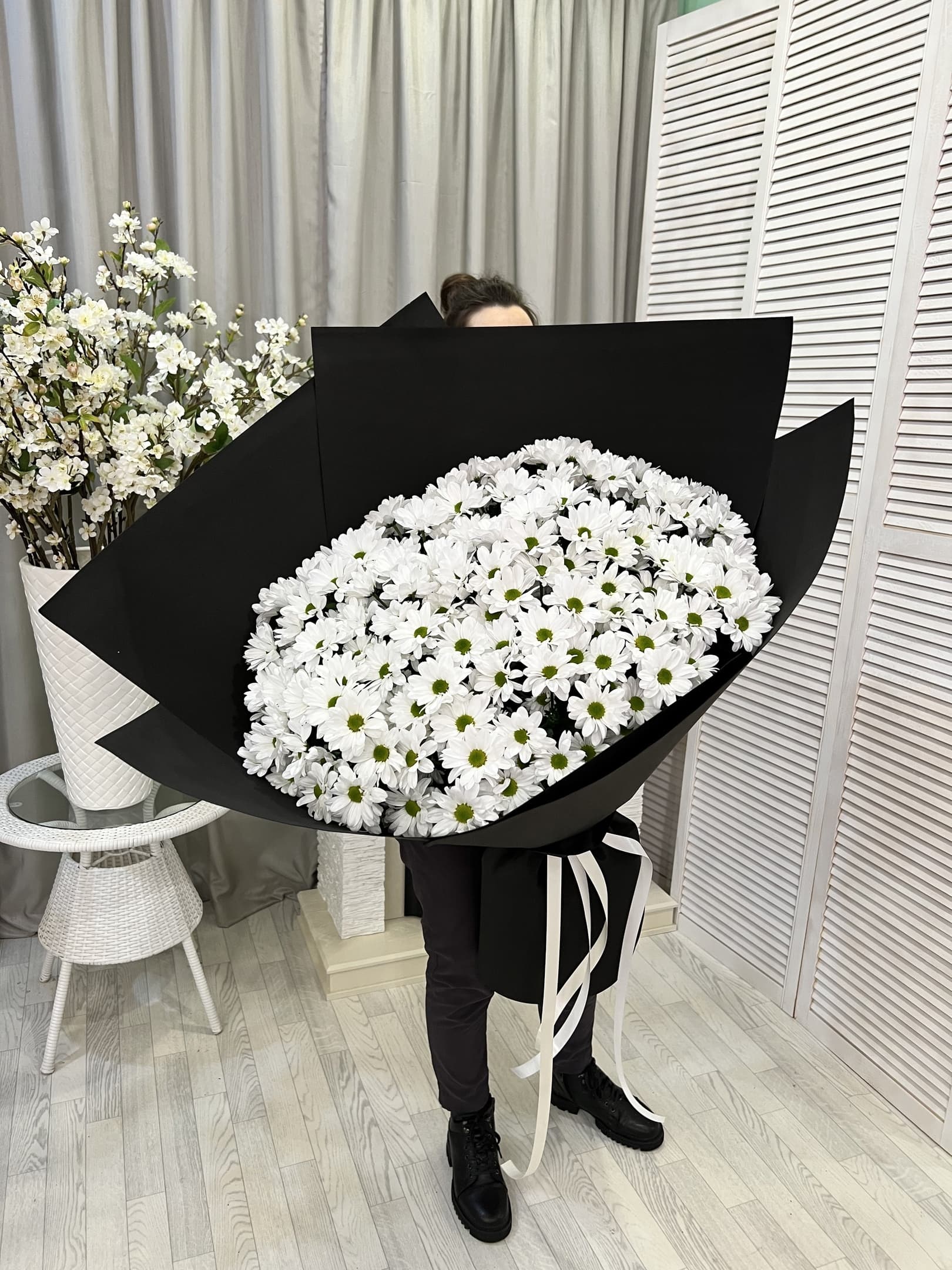 Гигант ромашек in black